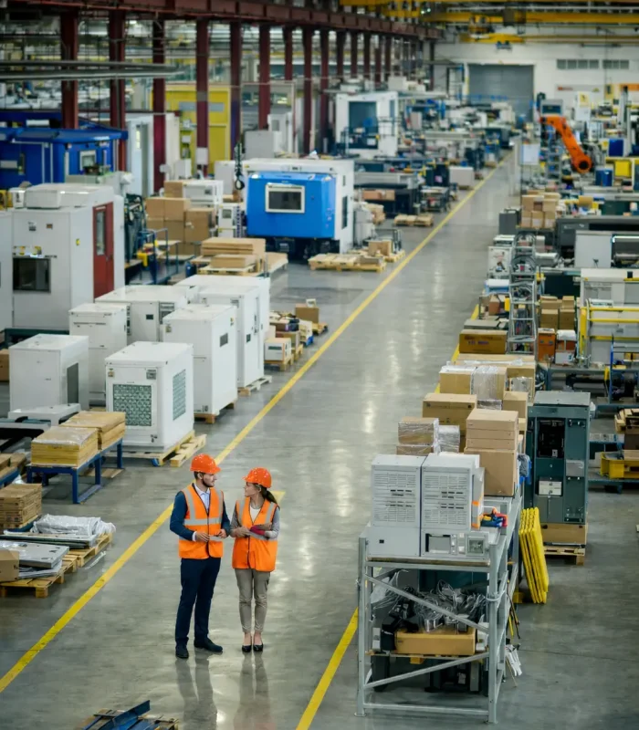 Agra Cassera Supervisando Fabrica